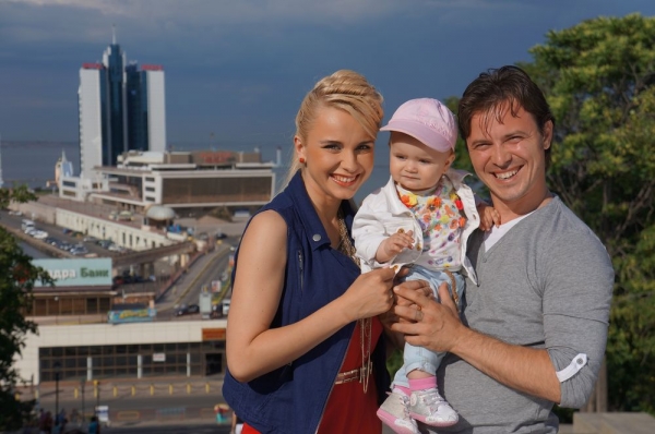 Лилия Ребрик и Андрей Дикий с дочкой (фото: http://vk.com/idlrebrik)
