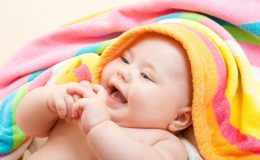 Уход за ребенком: чем опасны для детей влажные салфетки
