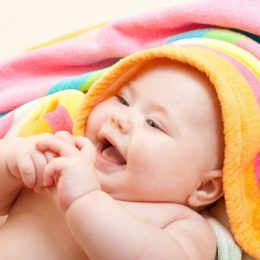 Догляд за дитиною: чим небезпечні для дітей вологі серветки