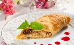 Дитячий десерт: штрудель з грушами, горіхами та родзинками