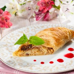 Детский десерт: штрудель с грушами, орехами и изюмом