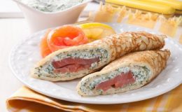 Рецепт нежных блинов с мягким сыром и семгой