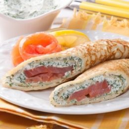 Рецепт нежных блинов с мягким сыром и семгой