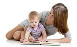 Как правильно читать книги с грудничком?