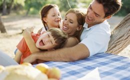 Ученые рассказали, сколько времени работающие родители проводят с детьми