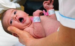 Медики рассказали, чем опасно для ребенка ранее пресечение пуповины