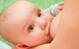 Почему младенец срыгивает после кормления?