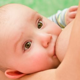 Почему младенец срыгивает после кормления?
