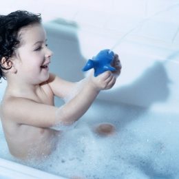 Купаємось і малюємо — уроки творчості під час водних процедур