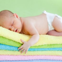 Пеленать или нет? Отвечает педиатр