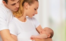 Як правильно тримати немовля?