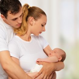 Як правильно тримати немовля?