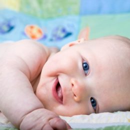 Особенности ухода за младенцем: купание и гигиенические процедуры