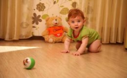 Ученые: детям полезно спать на овчине