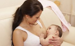 Чи потрібно напувати водою немовля?