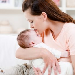 Часті відрижки у немовляти: небезпечно чи ні?