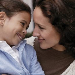 Чем объясняется привязанность ребенка к одному из родителей?