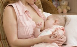 Как приучить ребенка к груди, если он привык пить молоко из бутылочки?