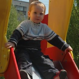 Дитина скаржиться на біль у колінах. В чому причина?