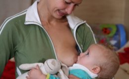 Капельки крови в грудном молоке — почему такое бывает?