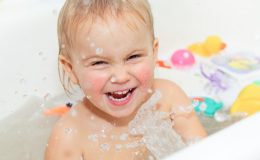 Дитині у вушко потрапила вода: ваші дії