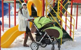Коли з немовлям можна вперше виходити на прогулянку?