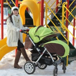 Коли з немовлям можна вперше виходити на прогулянку?