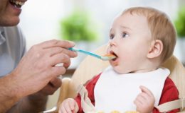 ТОП-5 продуктов с общего стола, которые нельзя давать ребенку