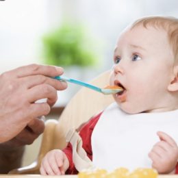 ТОП-5 продуктов с общего стола, которые нельзя давать ребенку