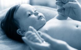 Корочки на голове у новорожденного — что делать?