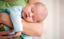 Обійми мене: Вчені розповіли, чому обійми такі важливі для здоров’я дітей