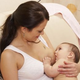 Грудне вигодовування: чому з’являються тріщини на сосках і як їх не допустити