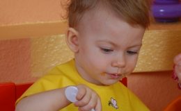 Начало прикорма грудничков — с какого возраста вводить новые продукты?