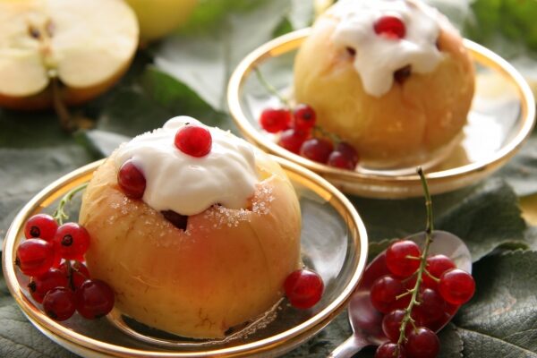 Яблоки запеченные в духовке с хрустящей меренгой и клюквой