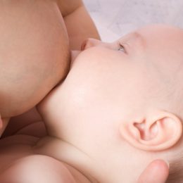 Чому потрібно годувати дитину на вимогу?