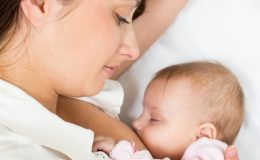 Годування грудьми в положенні лежачи і стоячи.
