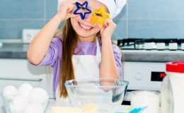 Чем занять ребенка на кухне: 12 потрясающих идей для творчества!