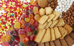 Солодощі – як не допустити залежності дитини від цукерок та тістечок