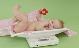 Весы для новорожденных: виды, когда нужны, как правильно взвешивать