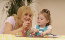 Занятия с ребенком дома — лепим из пластилина и теста