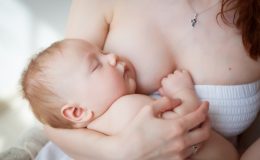 Новонароджений не бере груди – 8 основних причин