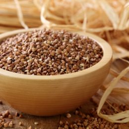 Чому потрібно їсти гречану кашу: незамінні властивості продукту