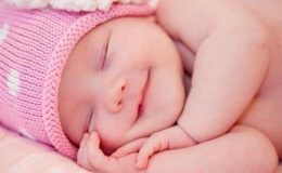 Почему младенец не спит: 10 распространённых причин
