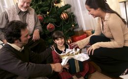 Новорічні ігри та конкурси для всієї родини: буде весело!