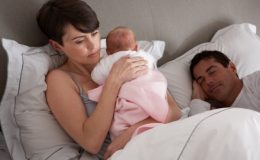 Послеродовая депрессия: как распознать первые признаки