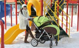 Правила зимової прогулянки з новонародженим: про це має знати кожна мати