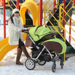 Правила зимової прогулянки з новонародженим: про це має знати кожна мати