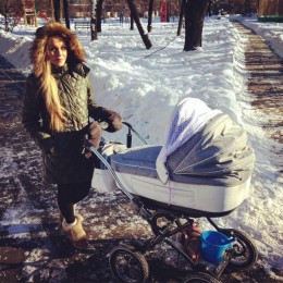 Співачка Альоша на прогулянці із молодшим сином