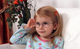 4 ознаки, що дитина погано бачить