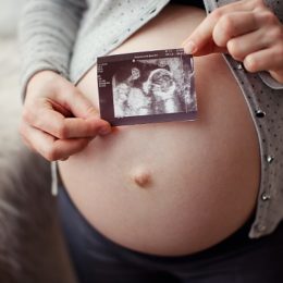 В каком возрасте рожать первенца: 7 главных мифов